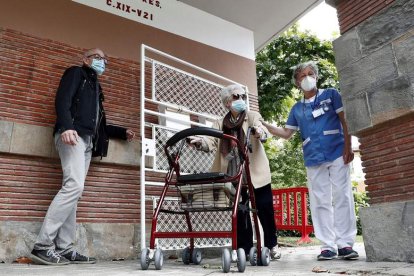 Una anciana de paseo tras el confinamiento covid. JESÚS CIGES