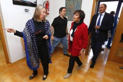 La directora de Acuaes, Rosa Cobo, y el presidente de la Comunidad de Regantes de Los Payuelos, Jorge Álvarez, hoy en Sahagún. Les acompaña la  la delegada del Gobierno en Castilla y León, Mercedes Martín.