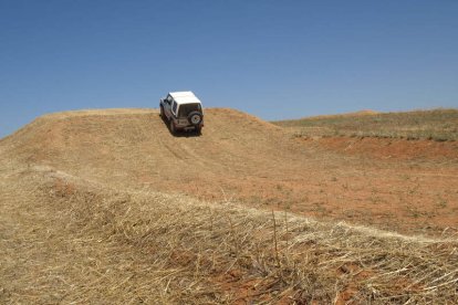 Imagen de uno de los espectaculares saltos del nuevo circuito de motocross Los Cucharales.