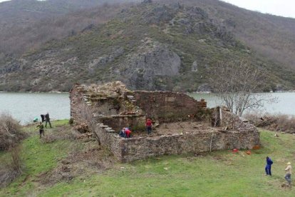 Vecinos trabajando en la limpieza de los restos de la iglesia de Láncara de Luna. ELIÉCER ESTEBAN GARCÍA