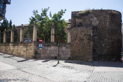 Vista de la muralla exterior de San Isidoro.