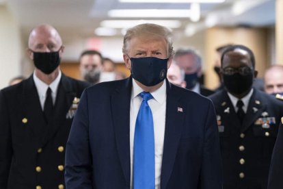 Donald Trump, con mascarilla, rodeado por su cúpula militar la pasada semana. CHRIS KLEPONIS