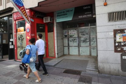 Uno de los locales cerrados en la Avenida de España esta misma semana, lo que no ofrece la mejor imagen de la calle comercial por excelencia de Ponferrada. DE LA MATA