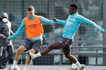 Toni Kroos, izquierda, junto al delantero brasileño Vinicius durante un entrenamiento. R. M.