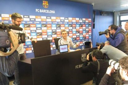 Ernesto Valverde se acomoda, hoy, ante una nube de fotógrafos y cámaras en la Joan Gamper.