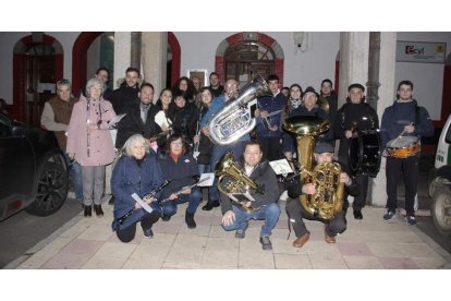 Miembros de la banda de música de Cistierna, en el tradicional desfile de santa Cecilia. CAMPOS