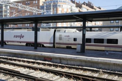 El Alvia Barcelona-La Coruña tuvo que ir hacia atrás hasta la estación de León cuando ya había sobrepasado Astorga. MARCIANO PÉREZ