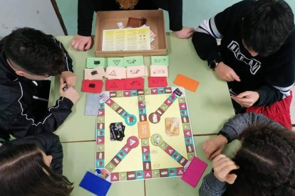 Los alumnos del Ordoño II trabajando con el juego ideado en la Facultad de Económicas.