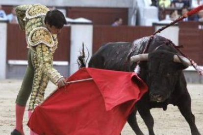 Miguel Ángel Perera en la faena a su primer toro.