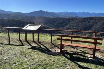 Mirador situado en la ruta de Riego de Ambrós con cartelería novedosa elaborada por Tvitec. DL