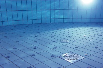 ¡Limpia el fondo de tu piscina en León como si fueras un experto!