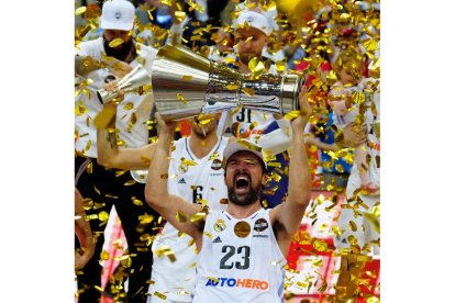 Sergio Llull levanta la copa de campeones tras la final de la Euroliga. ENRIC FONTCUBERTA