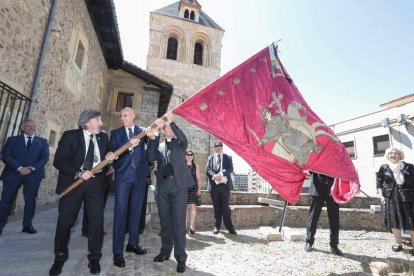 Cayón, Diez y Rodríguez tremolaron el Milagroso Pendón de San Isidoro. ICAL