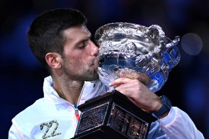 Novak Djokovic besa la Norman Brookes Challenge Cup tras ganar la final individual masculina contra Stefanos Tsitsipas en el Abierto de Australia. EFE/EPA/James Ross A