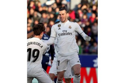 Odriozola felicita a Bale tras el gol que marcó el galés al Huesca. JAVIER CEBOLLADA