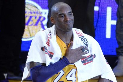 Kobe Bryant saluda al público tras acabar el partido. NELSON