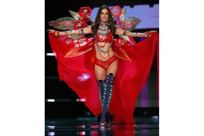 La modelo brasileña Alessandra Ambrosio, desfila en China. A la derecha, Adriana Lima. SHERWIN