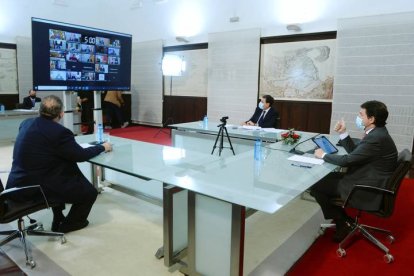 El presidente de la Junta, Fernández Mañueco, en la conferencia telemática. NACHO GALLEGO