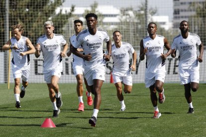 El Real Madrid se pone a tono en su ciudad deportiva a la espera de aligerar la plantilla. REAL MADRID