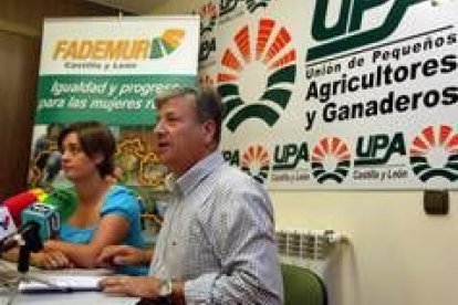 Los representantes de UPA y Fademur, en la presentación del informe