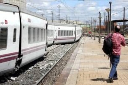 Un hombre pasea por el andén en el que se encuentran los vagones del convoy accidentado