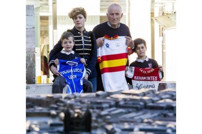 Eva y Enrique y los dos hijos de ésta, también deportistas, con algunos de los maillots que han vestido como ciclistas. FERNANDO OTERO PERANDONES