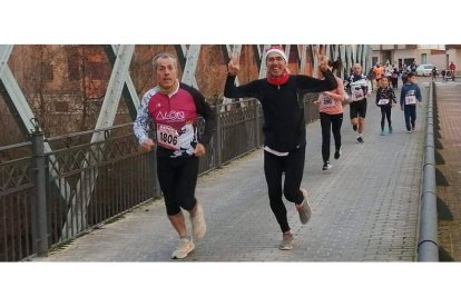 Paso de la San Silvestre de Villanueva de Carrizo por el puente de hierro. DL