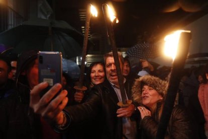 Miles de personas participan en el 'Entierro de Genarín' en memoria de Genaro Blanco, el pellejero borrachín convertido en leyenda por la Cofradía de Nuestro Padre Genarín, que cada Jueves Santo organiza una procesión pagana en su honor por León.