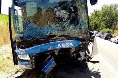 Estado en el que quedó el autobús tras el choque. BOMBEROS DE LEÓN