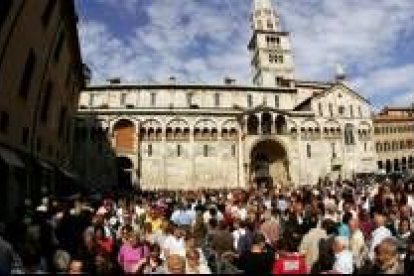 Miles de personas se agolpan a las puertas de la catedral de Módena para despedir a Pavarotti