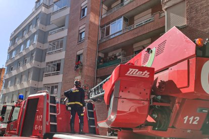 Intervención en la calle San Guillermo para auxiliar a una anciana. BOMBEROS DE LEÓN