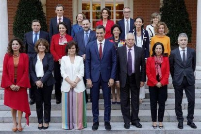 El presidente del Gobierno, Pedro Sánchez, rodeado de sus ministras y ministros, en octubre del 2018.