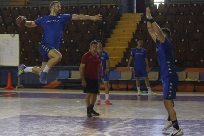 Manolo Cadenas en uno de los últimos entrenamientos del Abanca Ademar. FERNANDO OTERO