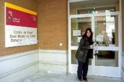 Una joven abandona el centro de salud de Sahagún, en una imagen de archivo