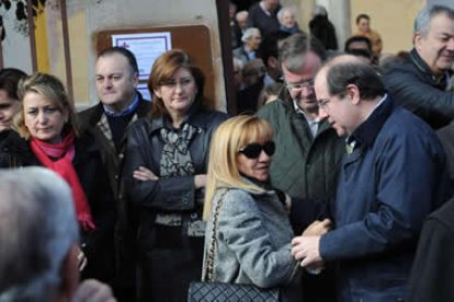 Juan Vicente Herrera y Antonio Silván, junto a Isabel Carrasco durante el funeral.