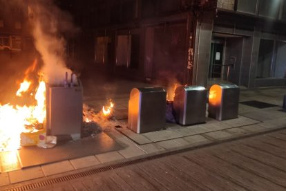 Uno de los contenedores incendiados en el centro de Ponferrada. DL