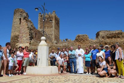 Numerosos vecinos acudieron ayer a la inauguración de la reconstruida fuente del castillo. MEDINA