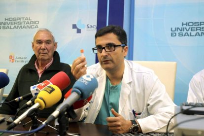 El doctor Jiménez Candil, ayer, explicando la operación junto al paciente intervenido.