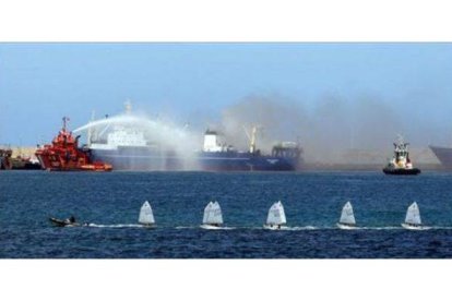 Un barco de Salvamento Marítimo lanza agua sobre el pesquero de bandera rusa 'Oleg Naidenov', en Las Palmas.