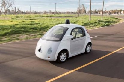 Un coche autónomo de Google (Waymo).