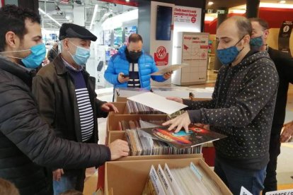 Compradores de algunos de los discos dífíciles de encontrar que ofrece la feria. DL