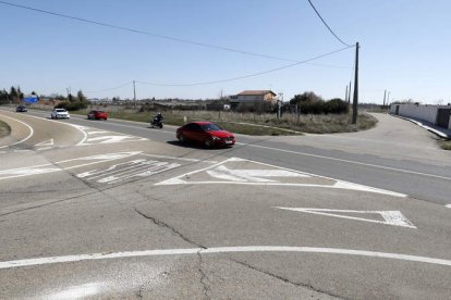 Cruce de la carretera de Montejos con la N-120, en Valverde; otra estructura anacrónica en León. MARCIANO PÉREZ