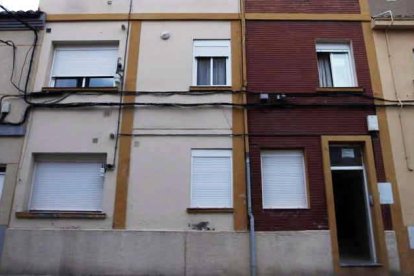 La niña cayó desde la ventana que está justamente encima de la puerta del portal.