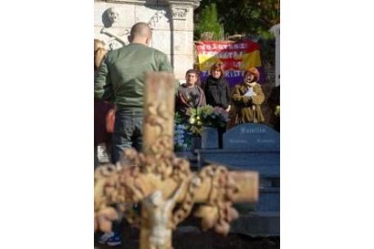 El acto de homenaje tuvo lugar en el cementerio de Salas