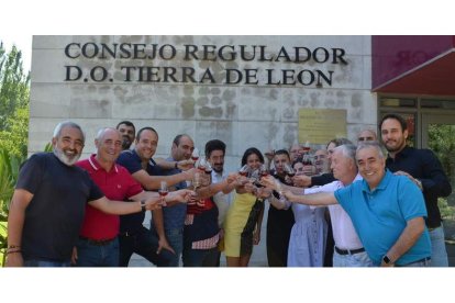 Los últimos miembros del Comité de Cata de la DO Tierra de León brindaron ayer antes de prestar su último servicio. MEDINA