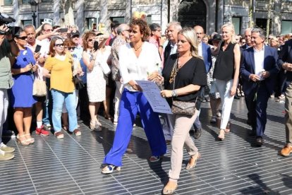 Dolors Montserrat durante la ofrenda floral a las víctimas del 17A.