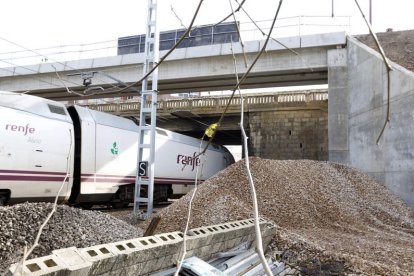 El planteamiento de Adif para Trobajo es elevar el puente a siete metros, junto a viviendas. MARCIANO PÉREZ