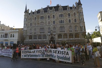 Centenares de personas se concentraron ayer en Botines para dar su apoyo a Hermoso. FERNANDO OTERO