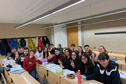 Alumnos de Biotecnología durante su clase y tras conocer la noticia de que Sara García y Pablo Álvarez formarán parte del programa de Agencia Espacial Europea. DL