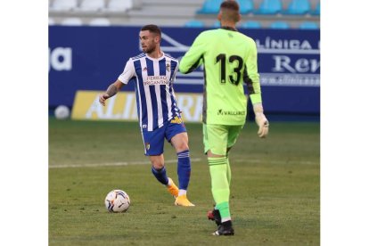 Manu Hernando de la SD Ponferradina durante el partido amistoso de pretemporada. LUIS DE LA MATA